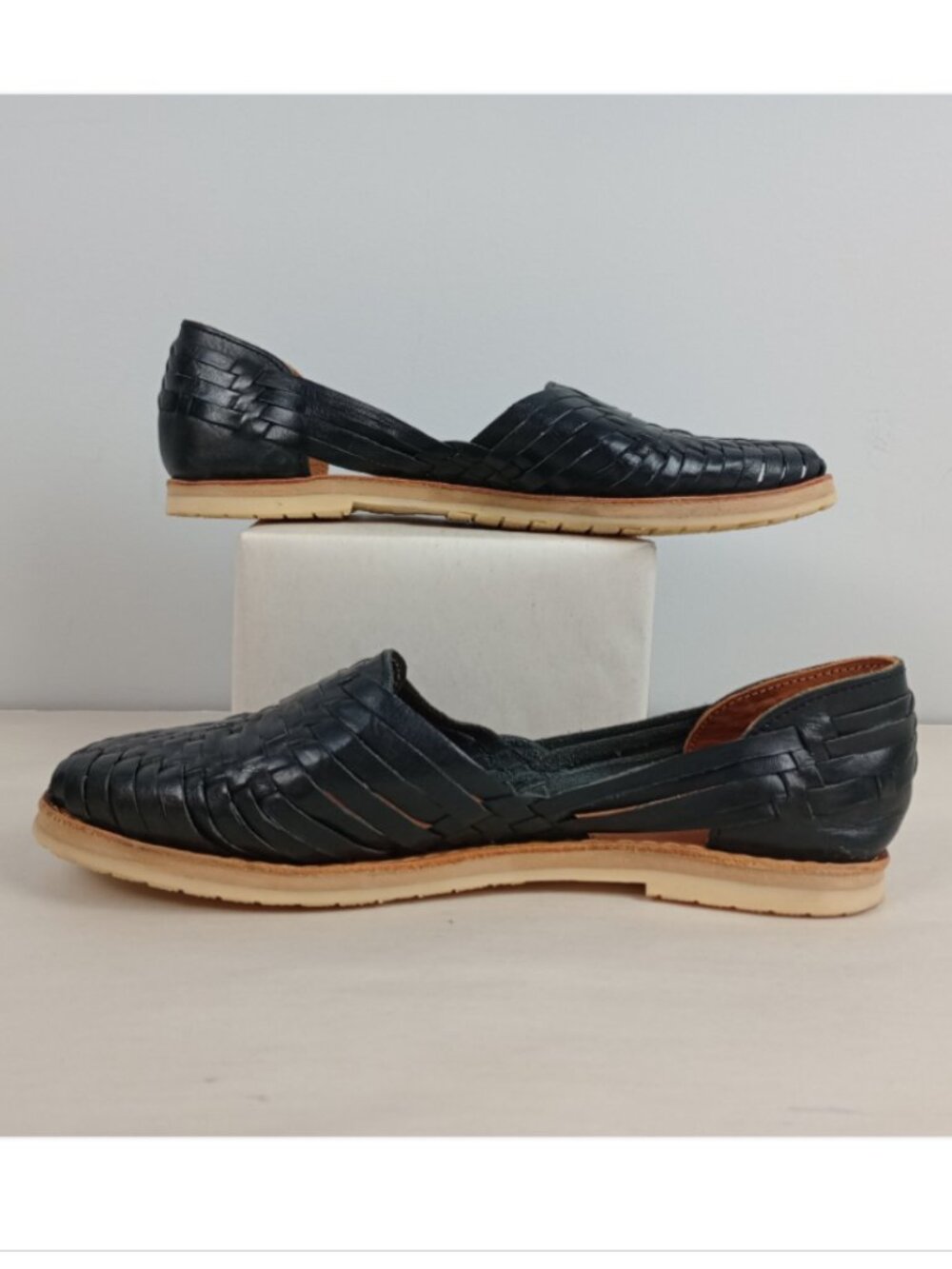 Huaraches by Bearpaw Womens 9 Black‎ Tan Leather Slip On Flat Sandals Shoes - Picture 2 of 10